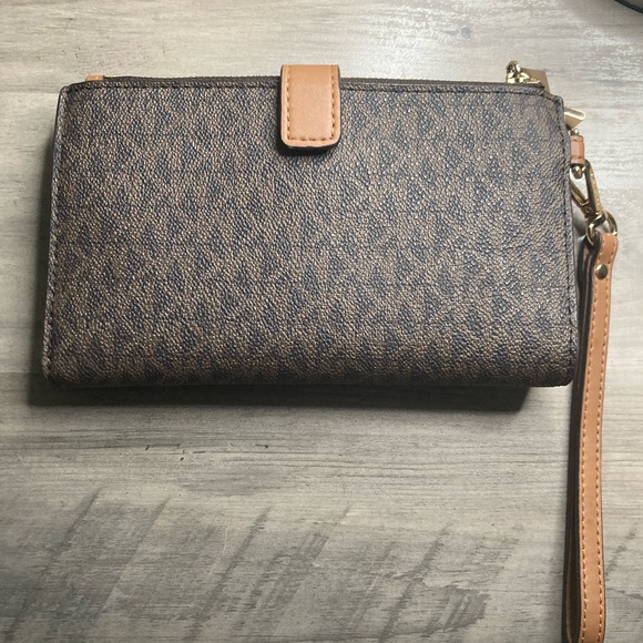 MICHAEL KORS ADELE LOGO SMARTPHONE WALLET - Picture 2 of 5